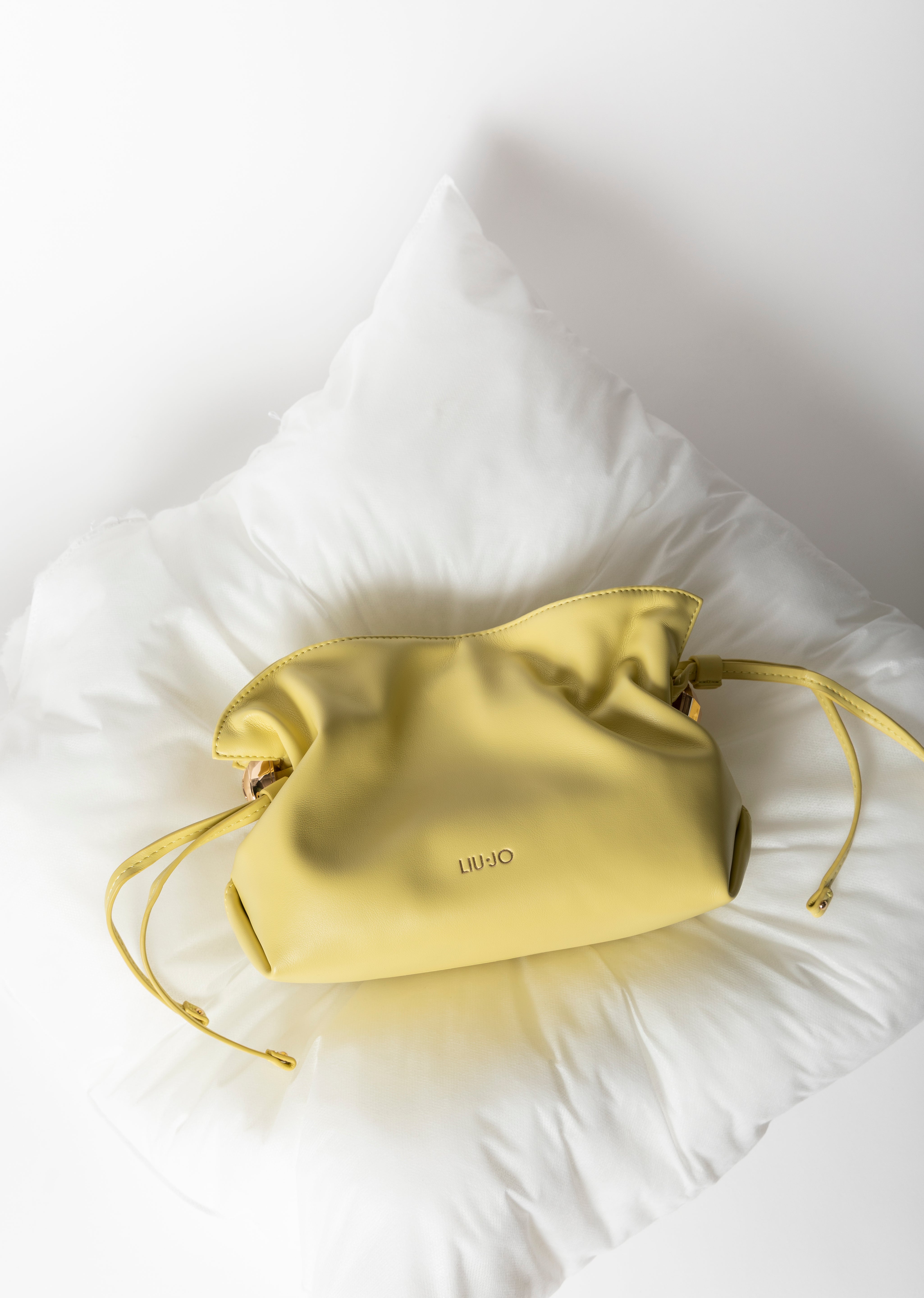 Eleganza contemporanea italiana, femminile, glamour e senza compromessi.